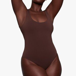 Skims Soft Smoothing Seamless Thong Bodysuit - Brown - Size Large